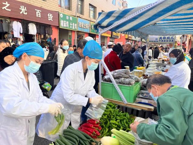 【工作动态】烟火盾牌相映 法治食安并行——城东区市场监督管理局“党建引领+物质服务”护航烟火经济