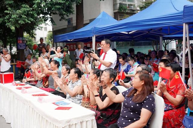 探索居民小區(qū)新型治理模式-n成都鼓勵(lì)“物業(yè)十社工”服務(wù)（居民小區(qū)治理和服務(wù)創(chuàng)新的措施和方法）