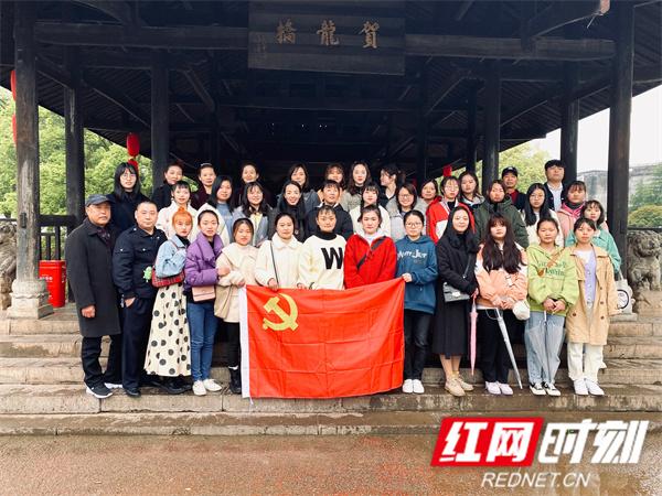 童心向黨花綻放——張家界市武陵源區索溪中心幼兒園黨建工作側記