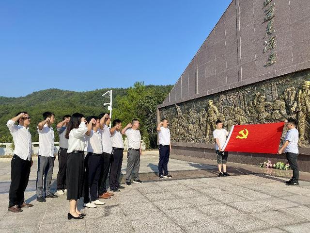 登上金鳳山，喜迎二十大——高排中學黨支部“學黨章，迎國慶”主題黨建活動