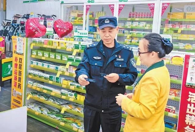 十六萬張警民聯(lián)系卡，連著平安連著心（民警聯(lián)系卡圖片）