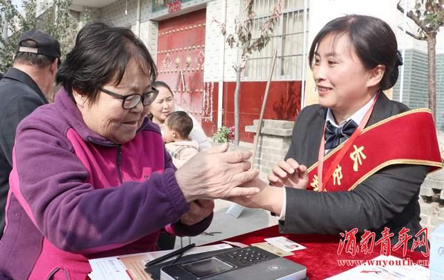 人行渭南中支聯合長安銀行渭南分行開展黨建促“手機號碼支付百村行”活動