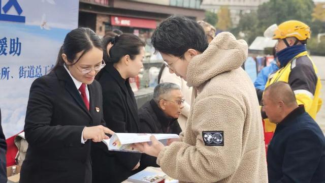 尊“憲”于心 崇“法”于行 ——南京江北新區法院開展黨建開放日暨憲法日宣傳活動