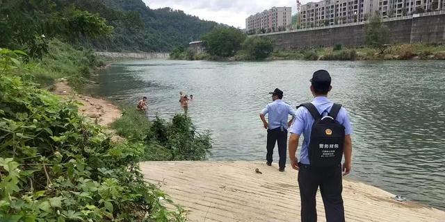 【媒體基層行?看黔南“楓”景】三都鳳羽派出所：“水家警務(wù)”點(diǎn)亮平安鳳羽水鄉(xiāng)