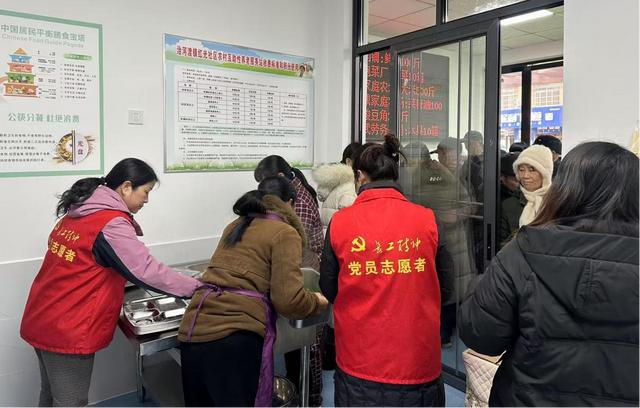 治河渡鎮：黨建引領“助餐服務” 點亮老人幸福“食”光（社區老年助餐服務簡報）