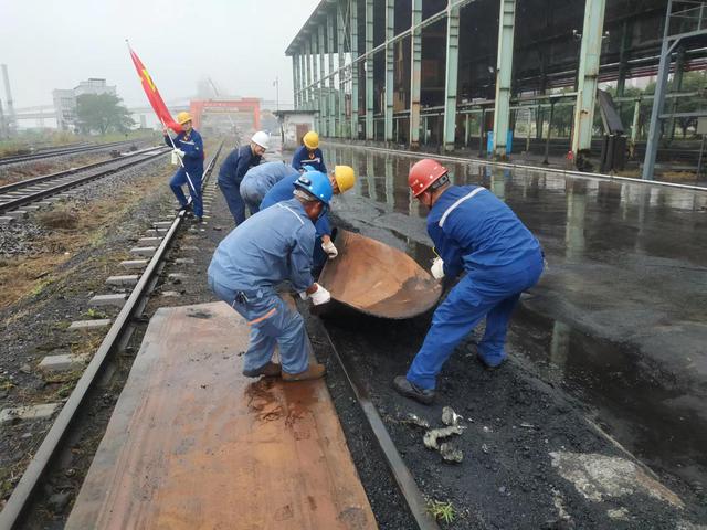 党建带团建 铁路整治在一线 ——重庆钢铁物流运输部铁路党支部开展党员领跑突击队活动